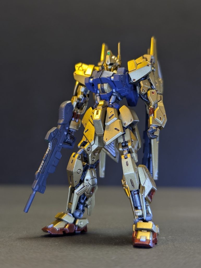 いい感じに塗り分けできたかと。メインはエアブラシで黒サフ、ブルーゴールド。エナメルで部分塗装してます。