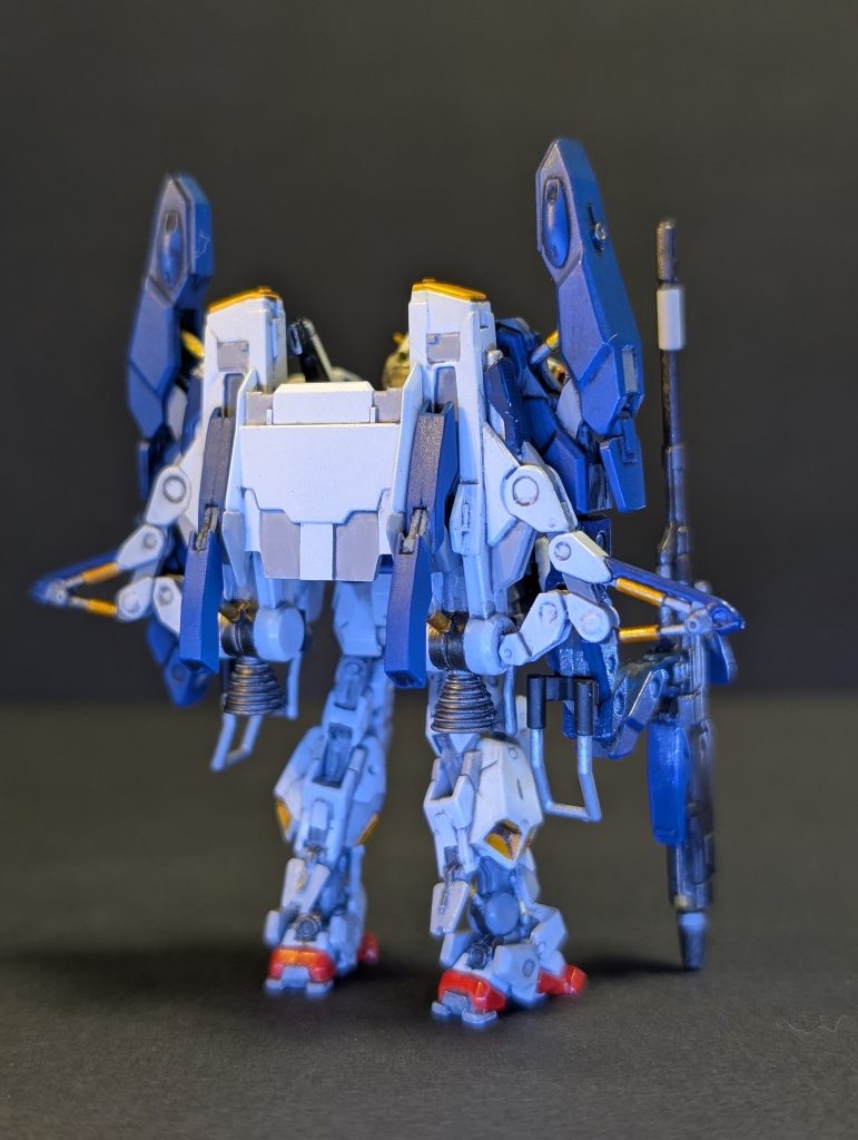 プラ版を小さく切り出しては貼り付けてディテールアップ