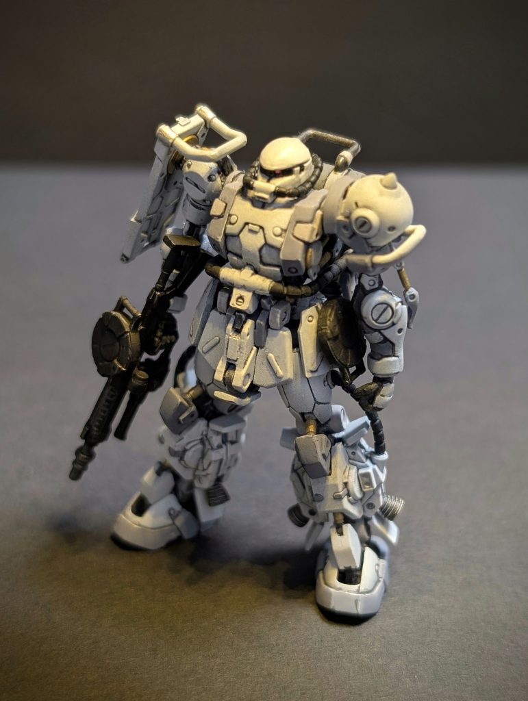 目元はヤスリがけで細くしたりヒサシを補修。クチはタガネで開口。モノアイはビームサーベルの先っちょを埋め込んで立体的に。好みの悪人面になりました！