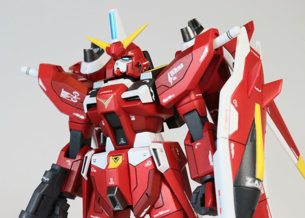 カメラアイやセンサー等は蛍光ブルーで塗装して光るようにしました。