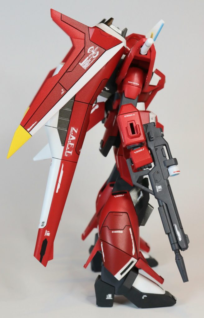 赤はベース色と暗めの2トーンで塗り分けました。