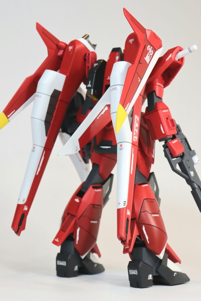 インパルスガンダムのデカールを所々流用しました。