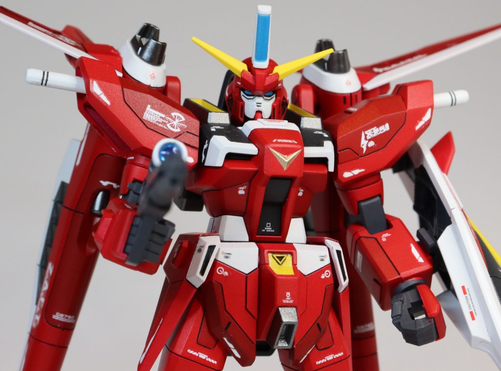 フェイスはアゴを削ったりとかなり整形をしました。ビームライフルのスコープはHGアイズを埋め込みました。