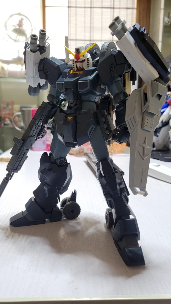 触っている内にジェスタのミリタリーなテイストを活かしたいと思い、MGキャプテンガンダムの製作に路線変更しました。ジェスタの胴体部分にかなり潰れた印象を持ったので、胴体をブロックごとに3ミリづつ延長し合計6ミリ延びてます。