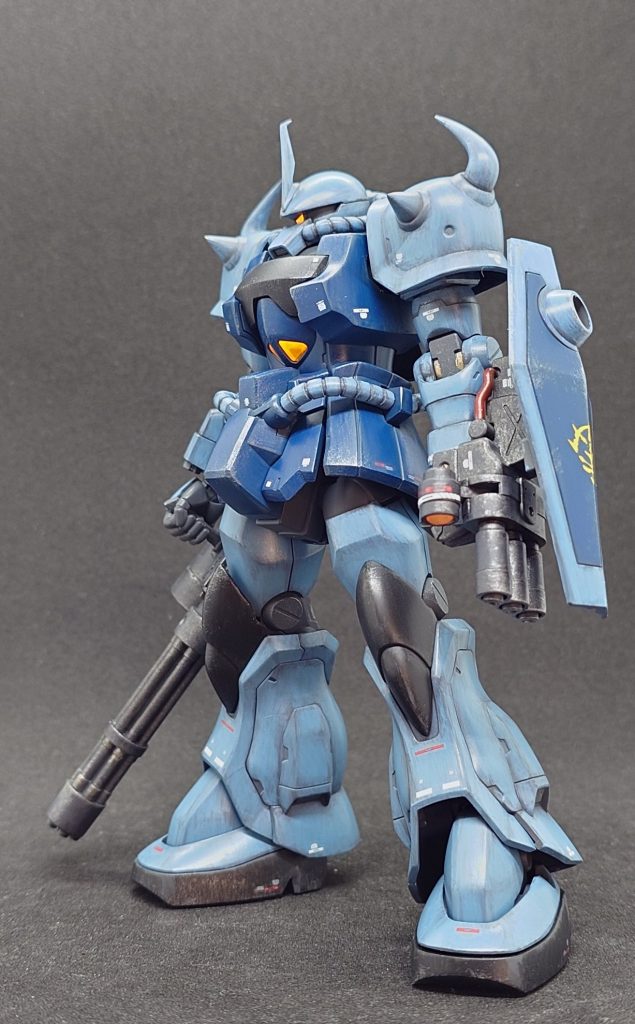 ガトリングは右手持ちに変更してシールドはネオジム磁石での取り付けに変更