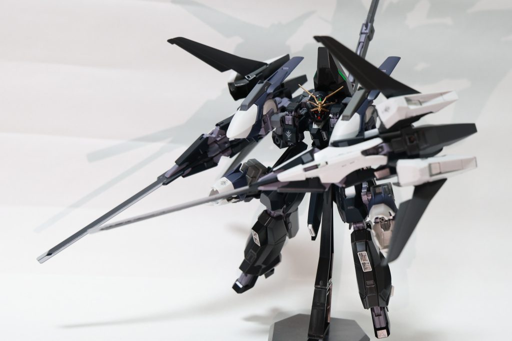 メイン武装はCSBヒートブレードによる格闘、メガ粒子砲による射撃、Iフィールドによる防御と1つだけで3つの機能を持つ万能武装です。