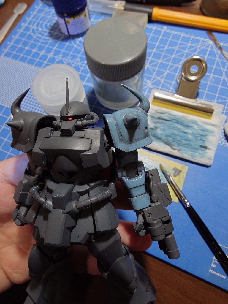 塗り始めはこんな感じ。今回はマスキングテープをパレットにして塗ってました。