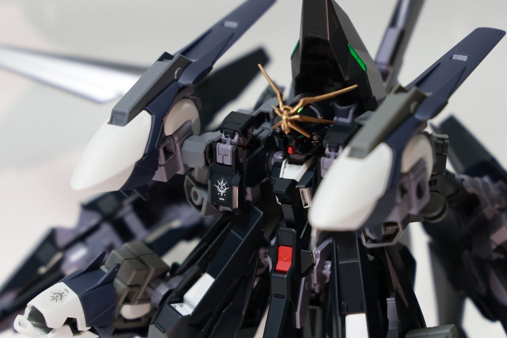 使用した塗料は・クレオスSG016 ティターンズブルー1・クレオスSG009 MSグレー ジオン系・クレオスS009 ゴールド (金)です。白は塗装が難しいので成型色でのこしています。