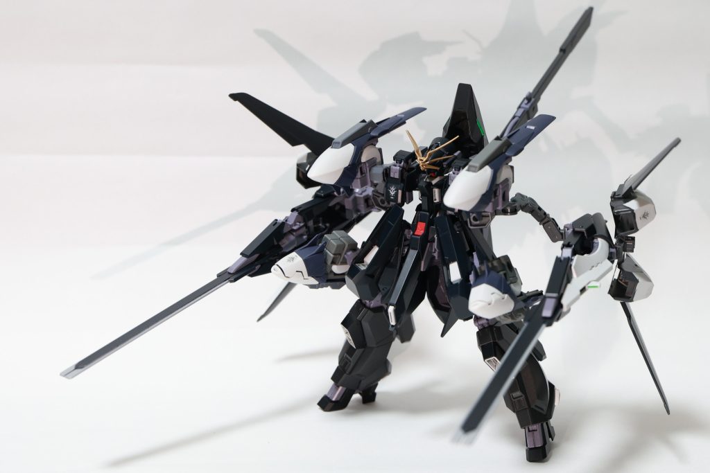 CSBの追加ユニットはアクアハンブラビⅡのハイドロジェット基部にウーンドウォートの太股前側ユニットを接続。さらにギャプランブースターの小さい方のウイングを接着しました。ヘイズル·フレアなどのシールドブースターに付いているユニットを参考にしました。