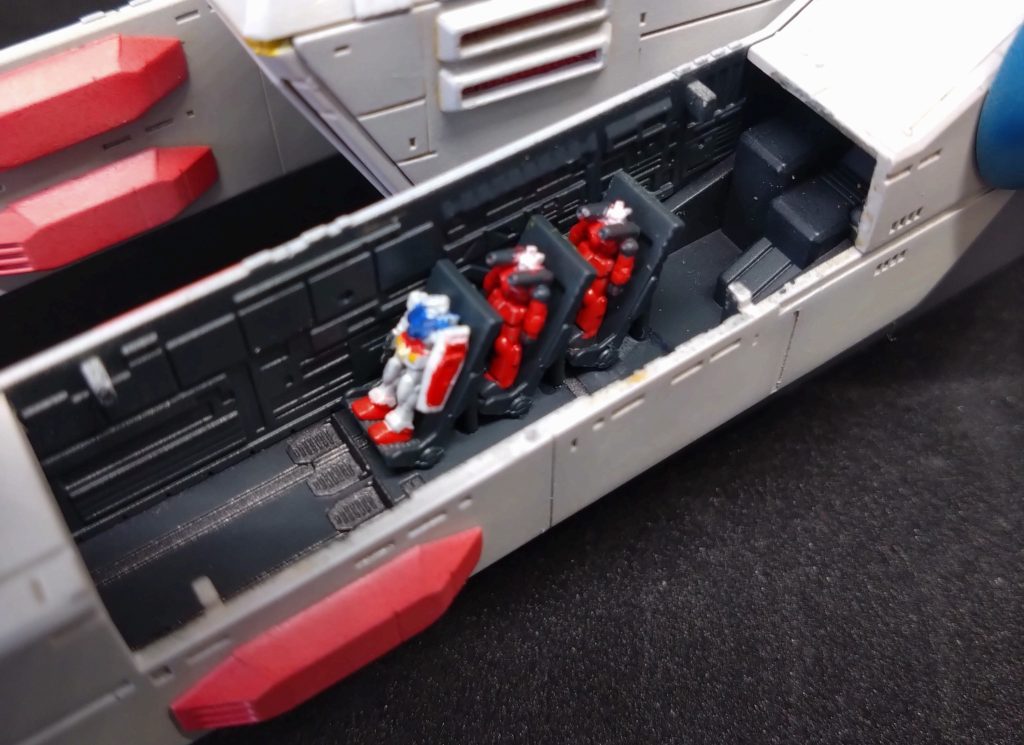 カタパルトデッキ①極細の筆で塗装しました。遠目で見てガンダム、ガンキャノンにみえれば幸いです💦