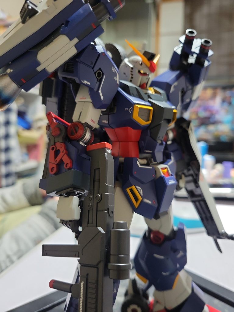 腕に外付けしたフレームはSDキャプテンガンダムの肘関節に赤い部品があったので、シールドや武装を取り付けるアタッチメントと解釈して30mmから作りました。