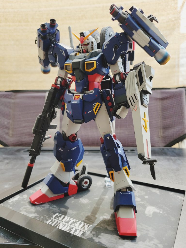 地元模型店さんのコンテストに出す為締切に追われながらの製作になっていたので非変形です。