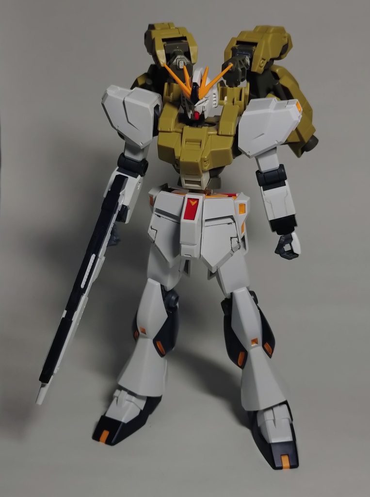 最初はHi-νガンダムっぽくなる予定でした。