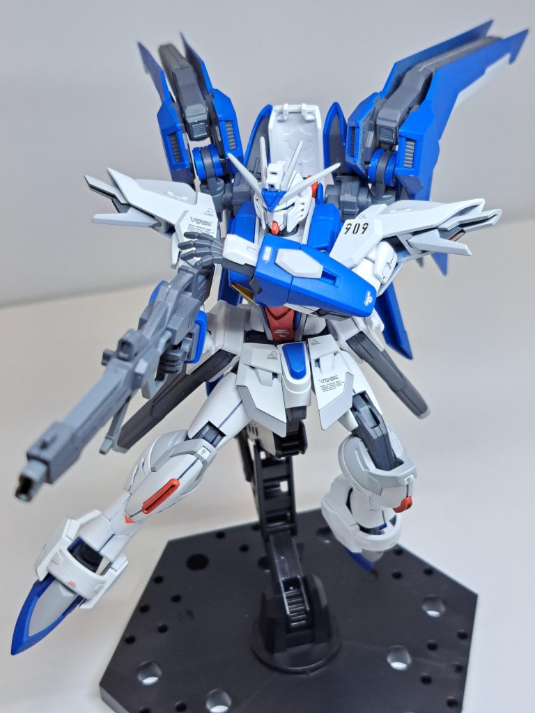 HGUCやMG逆シャアverリ・ガズィのボックスアートを模した「リ・ガズィ撃ち」。SEEDアクションシステムが凄くて、前回制作した旧キットのストライクガンダムとは比べ物にならないくらい可動してくれます。リ・ガズィ撃ちもその恩恵を受けています。