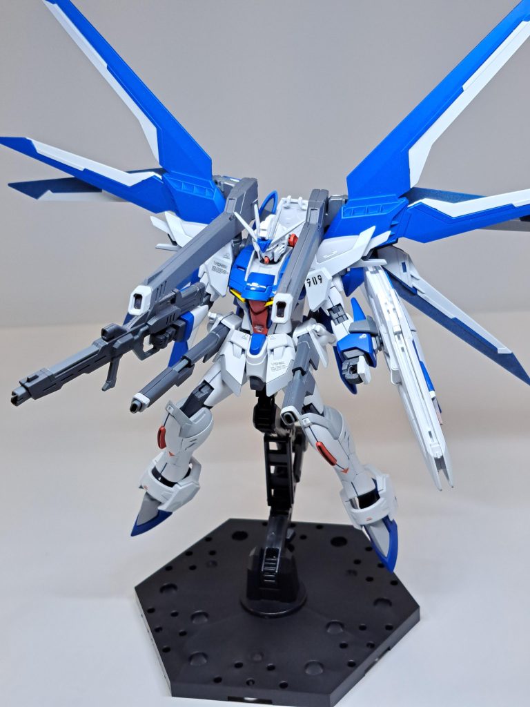 ハイマットフルバーストモード。ヒロイックなカラーのフリーダムを、兵器感のある落ち着いたカラーにしたかったので、インパルス砲、レールガン、ビームライフルはグレーで塗装しています。