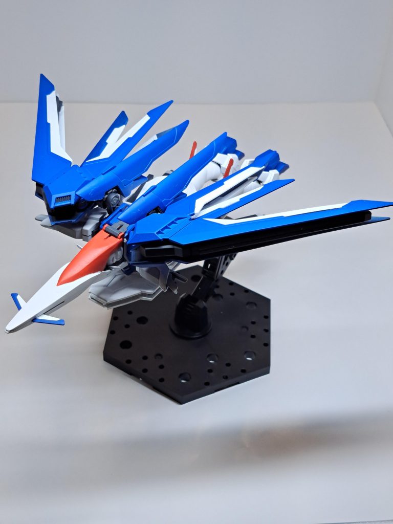 MA形態。寝そべり変形だけど、アングルによっては航空機感ありますね。