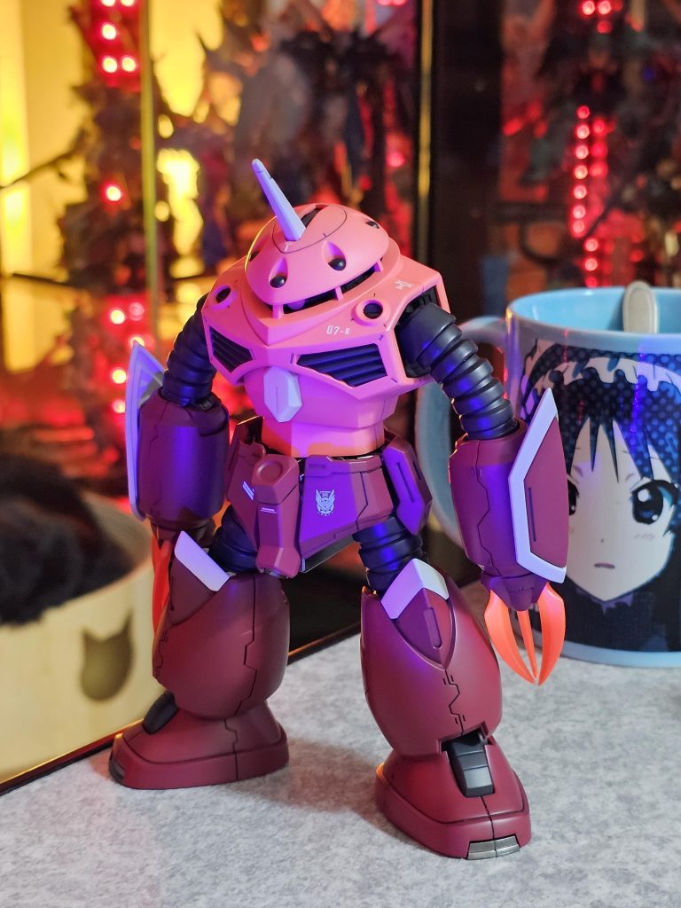 UVライトでモノアイと爪が光ります。