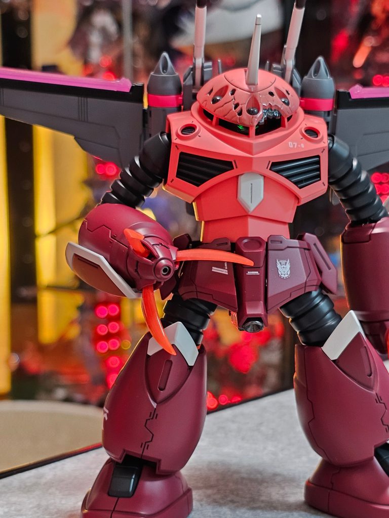 全体図。中の頭部は以前に弐式を作った際に角を折ってしまい、頭部パーツ一式を多めに部品請求してましたので、それを使ってます。弐式のキットではカメラ部にクリアーパーツが使用されてますので、簡単に発光させることが出来ます。