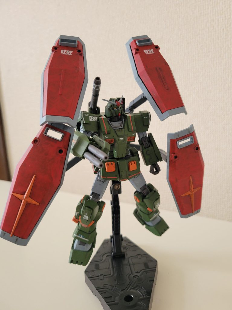 「くっ、なんて攻撃だ!」サンダーボルト版?FAガンダムがシールドで防ぎながら反撃をこころみます。