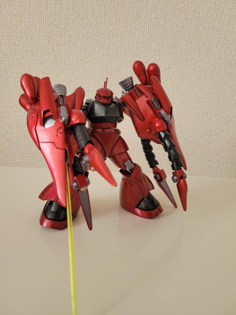 何故か、モノアイをつけ忘れたまま放置されていました😅 腕はロケットパンチのように飛ばせます。回収の仕方は知りません。