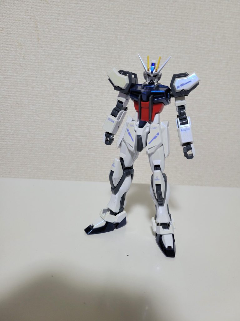 設定はガンプラバトルの世界…テラヤマ・トシ、通称『テラ』の作ったストライク・ブル。ルージュがフランス語なのでフランス語で青のブル。白の上からでもクリスタルカラーのサファイアブルーを吹き重ねたら青にならんかなぁと思ったのですが、なりませんでした!光の当たりぐあいで青くみえます。