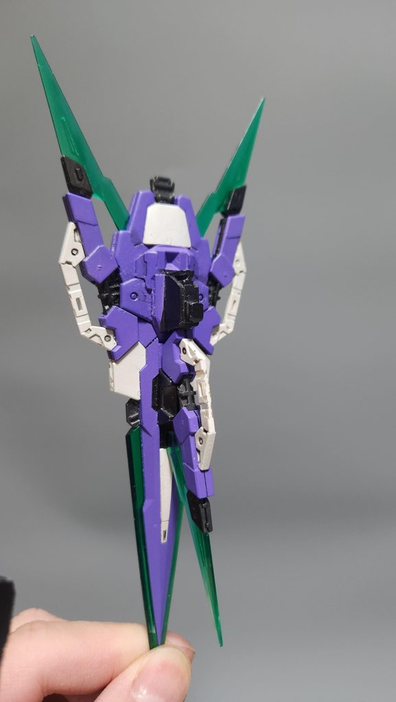 GNソードIVフルセイバーの取り付け部分はRGダブルオーのGNドライブのオーライザーバインダー軸に合わせてプラ材で制作して有ります。