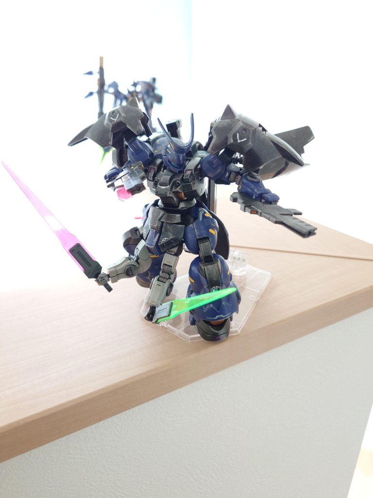 中近距離装備シールドに武器を懸架できるので武装モリモリにできます。