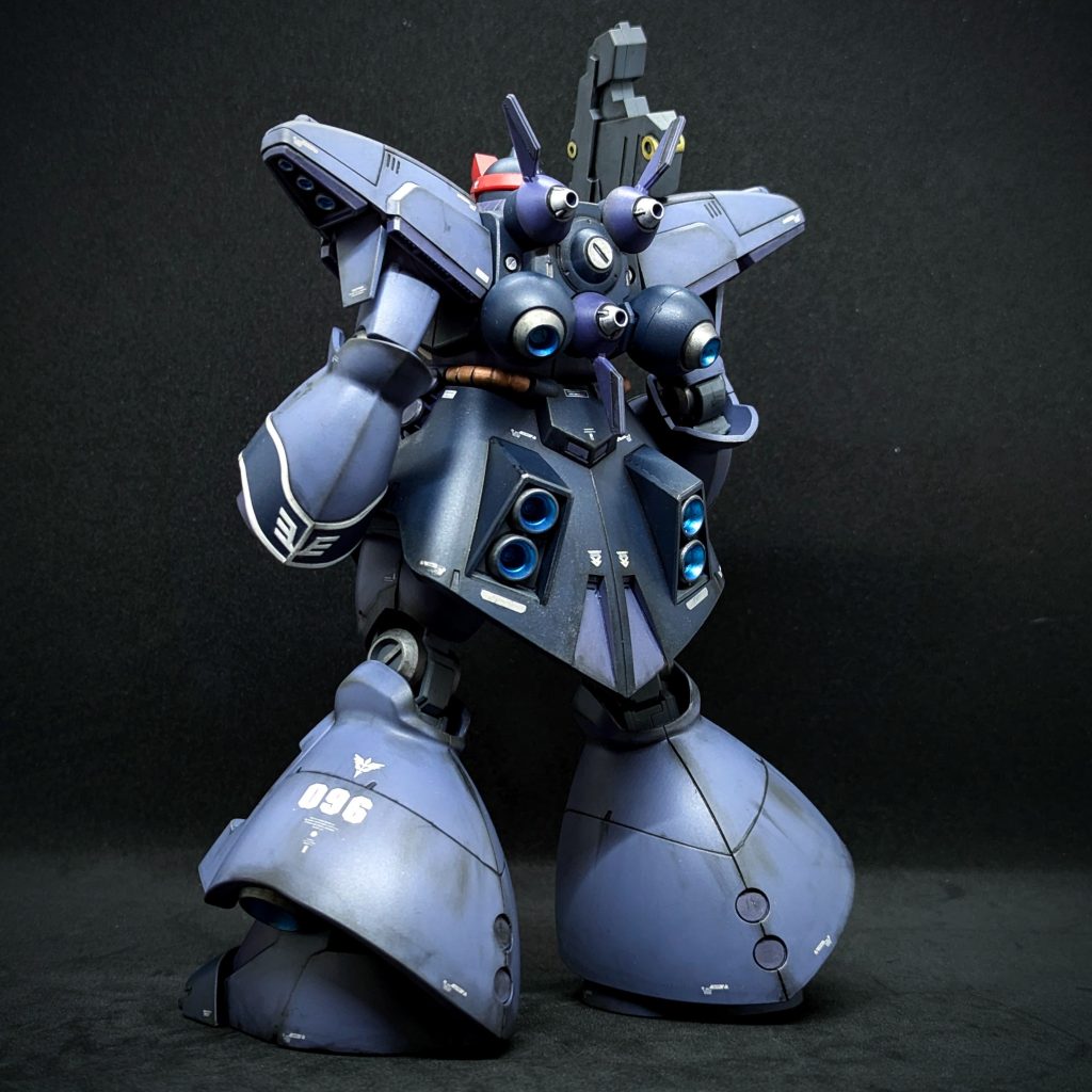 安定感のあるドム系のドッシリ体型は良いね!最近お気に入りのメッキマーカーに加え、今回は100均レジンでモノアイを作ってみました(*>_<*)ノ