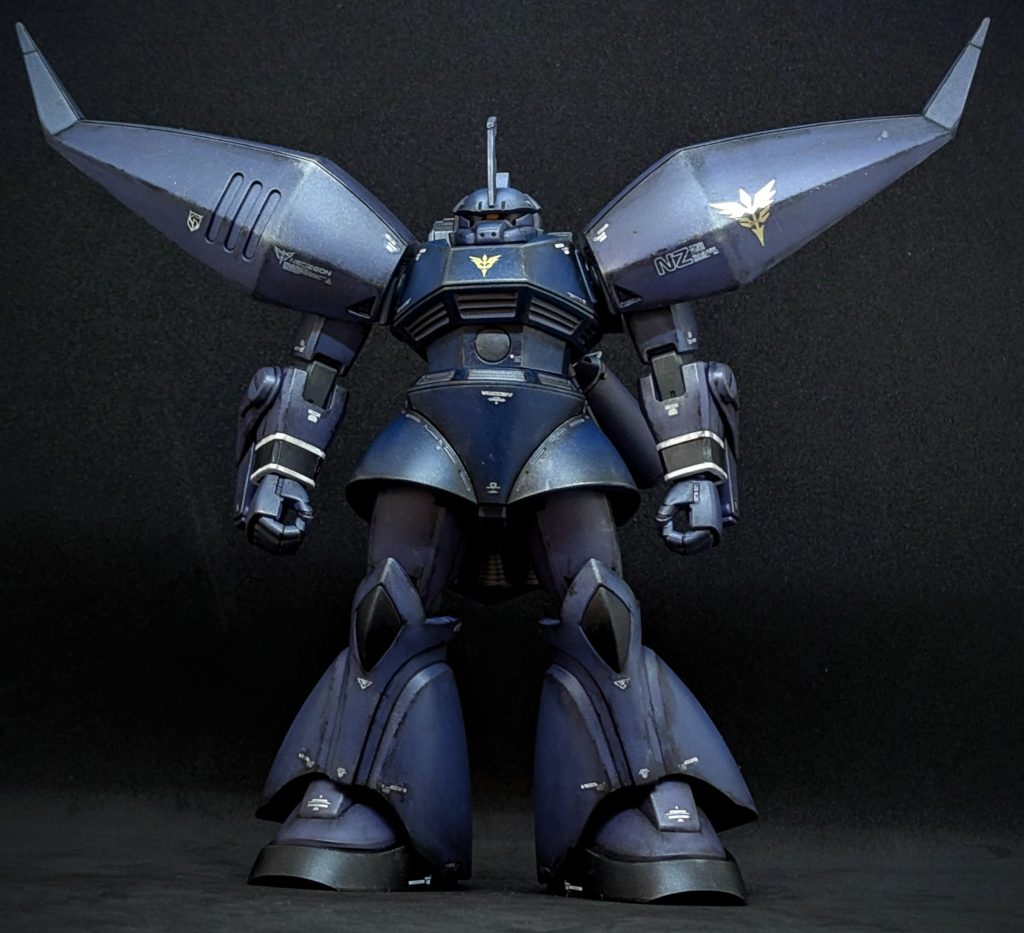 両肩が特徴的ですが、そこに内蔵されたバーニアや学部の作りがベースのゲルググを遥かに凌駕しておりますよね！