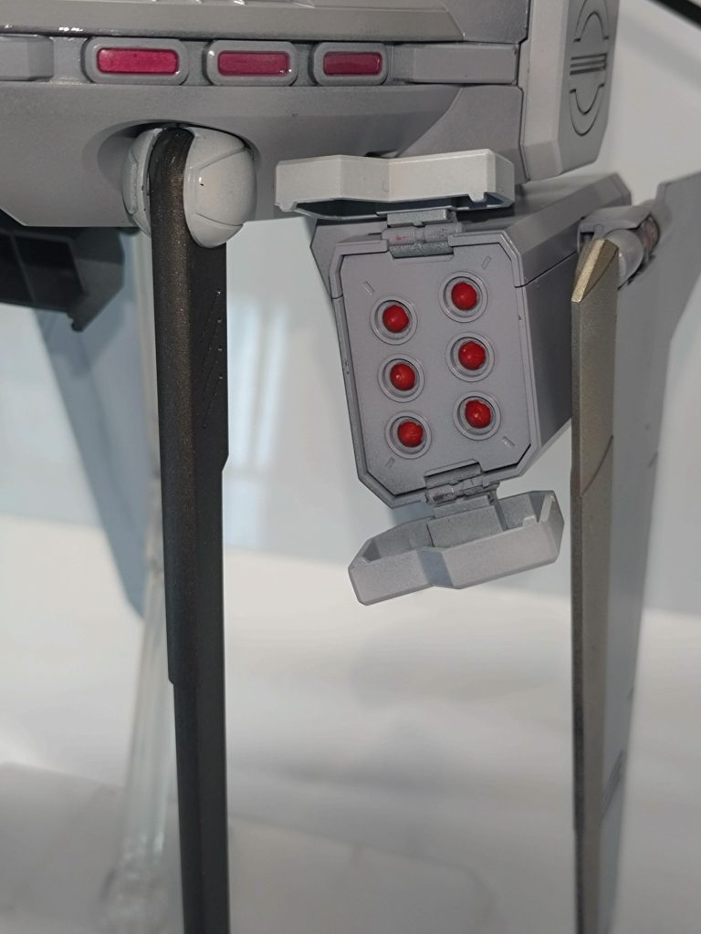 ミサイルポッドの中身も塗り分け。12箇所全て塗り分けは、大変だった……