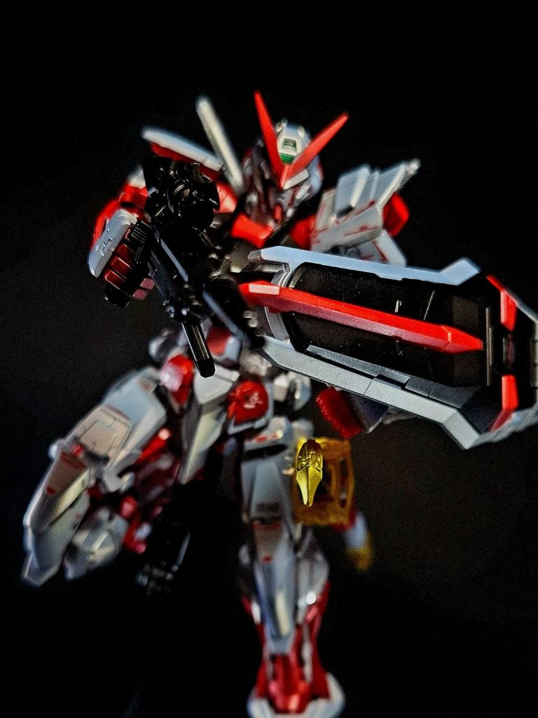 ビームライフルGAT-Xシリーズにおいて初めて完成を見た小型高出力のビーム兵器を、アストレイのそれに転用したもの。掌にあるコネクターを通し機体本体から電源を供給しているため、ある程度の連射が可能である。