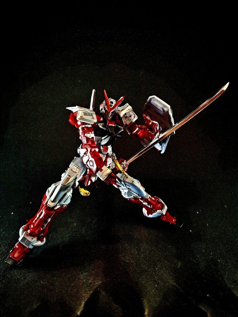 ガーベラストレート廃棄コロニーグレイブヤードで打たれたサムライブレード(日本刀)。戦闘で朽ちかけていた物をグレイブヤードの老匠蘊・奥の協力を得てロウが自らレッドフレームを使って打ち直し、復元した。実刃の刀ではあるが、「技」次第で特火重粒子砲のビームごとジンを一刀のもとに両断する切れ味を見せる。ただし、日本刀はその使用に高い技能が必要であり、ロウは蘊・奥による「とんでもないスパルタ」教育のもと修行に励むことで心・技・体を鍛え、同時にレッドフレームのOSにも運用のための書き換えを行っている。