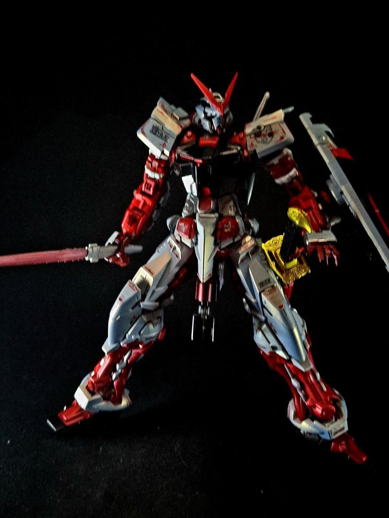 武装・必殺攻撃 編集75mm対空自動バルカン砲塔システム「イーゲルシュテルン」頭部左右に装備された対空自動制御機関砲。モルゲンレーテ社の主力商品を改良し、GAT-Xシリーズやその運用母艦となる予定であったアークエンジェルにも搭載された。アストレイの頭部は、センサー類や機関砲自体の換装が容易な構造となっている。ロウは本機を作業用として本機を使うため、海賊相手に使った程度で普段は殆ど使用しない。