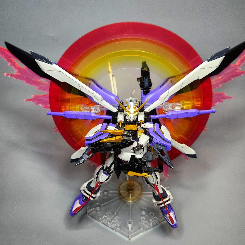 腕組みギミックで左右のビームブーメラン同時抜きポーズ