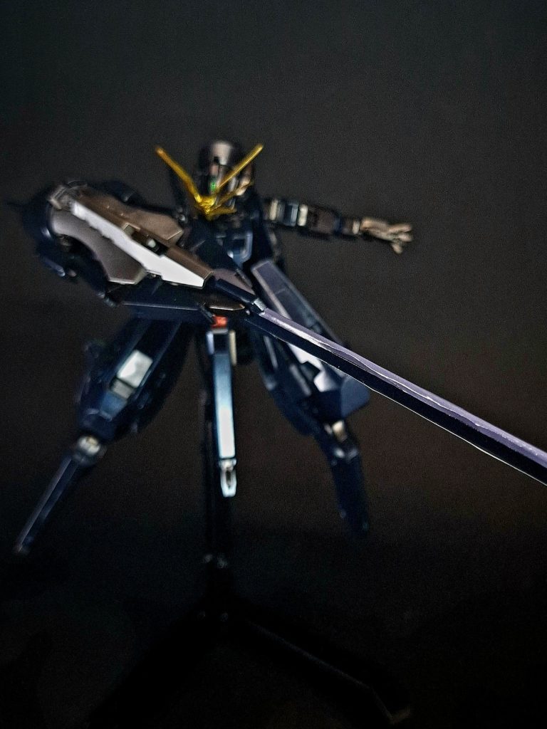 コンポジット・シールド・ブースターシールド・ブースターの機能であるシールドと増加スラスター、ロング・ブレード・ライフルの機能であるロング・ヒート・ブレードとロングバレル・ビーム・ライフル、そしてウインチユニットと新規実装となるIフィールド、大型クローアームなどの機能を統合した多目的武装。ガンダムTR-6の主兵装でもある。