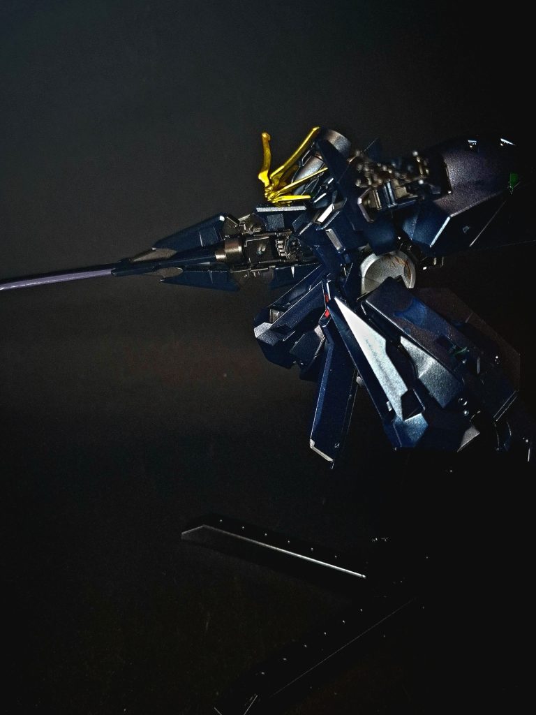 基本的にグリップを介した手持ち式だが、基部がウインチユニット、先端がマニピュレーターになったベロウズ・フレームを有しているため、こちらを用いてシールド側が機体を掴むような形で固定装備させた場合はコンポジット・シールド・ブースターを射出することで付属のカメラを用いた遮蔽物越しの偵察や有線式のオールレンジ攻撃も可能。ロング・ブレード・ライフルはロングバレルにヒートブレードをそのままくっ付けた、悪く言えば雑な造りで斬撃に向かない形状だった試作型と比べると、ロングバレルが扁平になり両縁にヒートブレードを備えたことにより、両刃剣のような斬撃に適した形状になった。砲口はヒートブレード先端を上下に割るような形で配されており、高出力射撃モードではこのスリットが大きく開き発射口が広がる機構を持ち、『Re-Boot』における射撃モードは上下いずれか片方の刀身のみが手前にせり出すようになった。