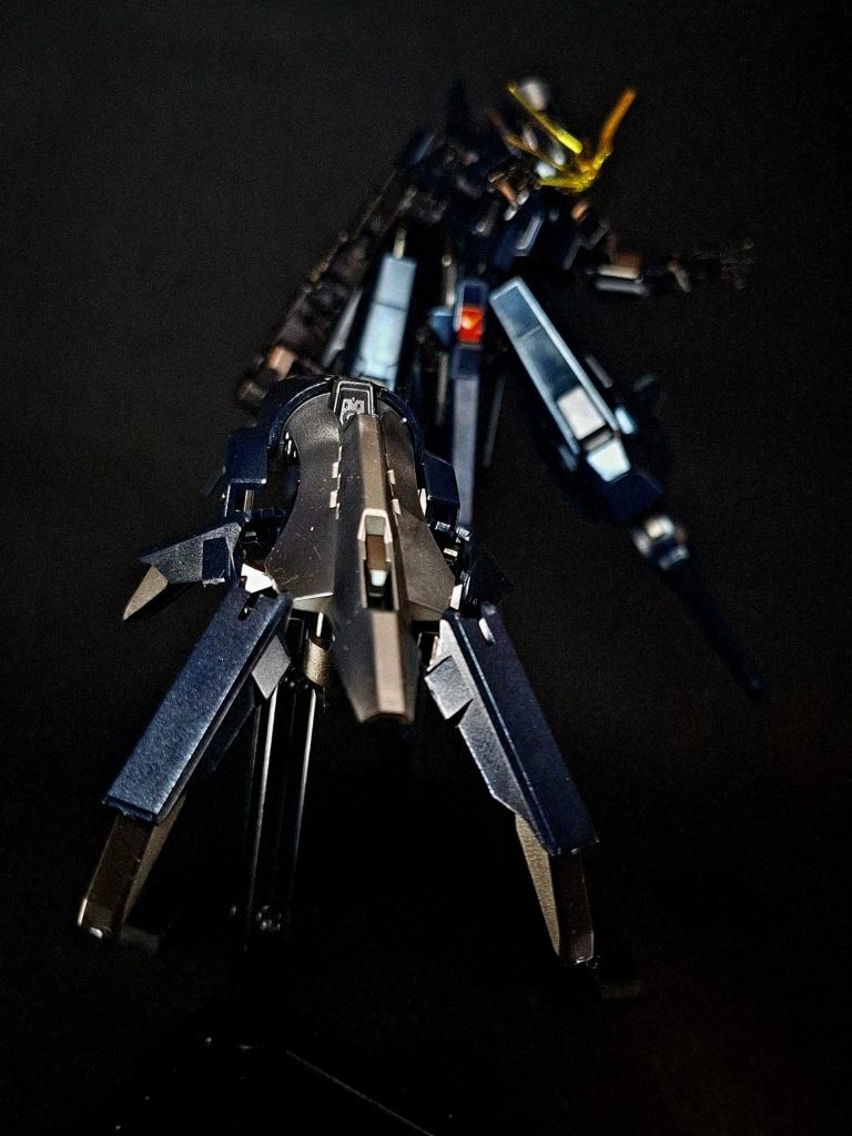 サイコ・ブレードなお、ヒートブレードの格納に関してはギミックのラフスケッチ自体はあるもののイラストでは尾部から飛び出た際に砲口が先端を向いている画稿から基部が先端を向いている画稿、内部に収まっているとは思えないほど短く描かれている画稿、そもそも確認できない画稿もあるなど設定が一定していない。そのためゲーム作品での格納方法は独自の解釈がとられている。ガンプラではイラストの再現を優先して形態に応じた様々なパーツが使われているが、共通してクローモードではヒートブレードを取り外す仕様となってる。