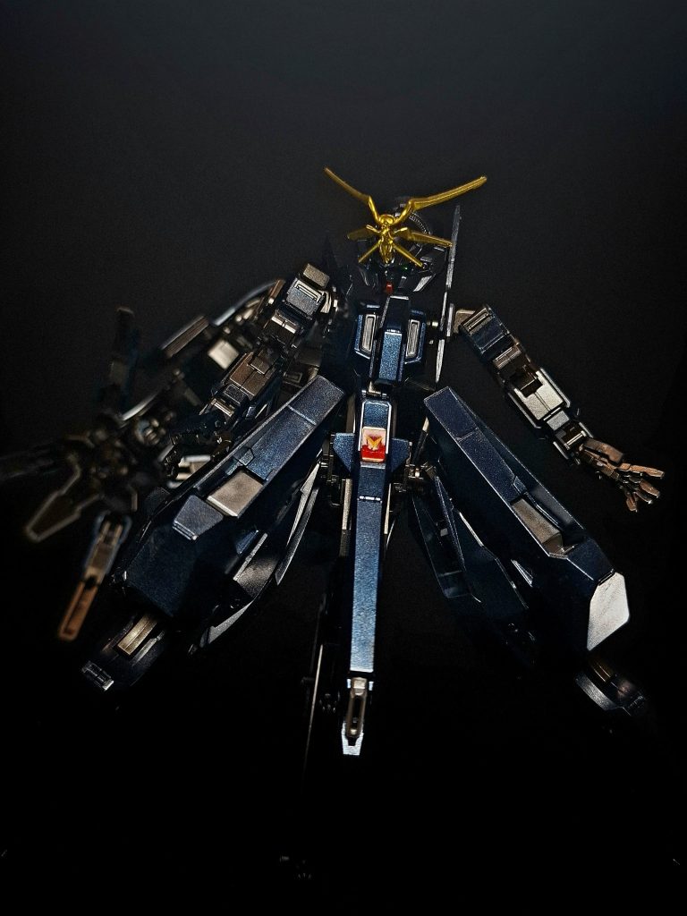 サイコ・ブレード女神を象った特徴的なデザインのブレードアンテナ。『Re-Boot』で「サイコブレード」と呼ばれるサイコミュ式の送受信アンテナだと判明。元々の構想だとティターンズによるOVER THE MIND計画の一部であり、強化人間の感応波と連動して「マシンと人の一体化」を促し、サイコミュを効率的に扱うための機器だった。レジオン鹵獲仕様では監視衛星「エレノア」とサイコミュリンクし、ミノフスキー粒子散布下での情報収集を行う。同様の機能を有する他機との連携も可能。ガンダムTR-6のV字アンテナを換装するタイプとTRシリーズ汎用強化パーツのハイ・メガ・キャノン砲口下部の接続用ヘッドギアに増設するタイプの2種類が存在する。