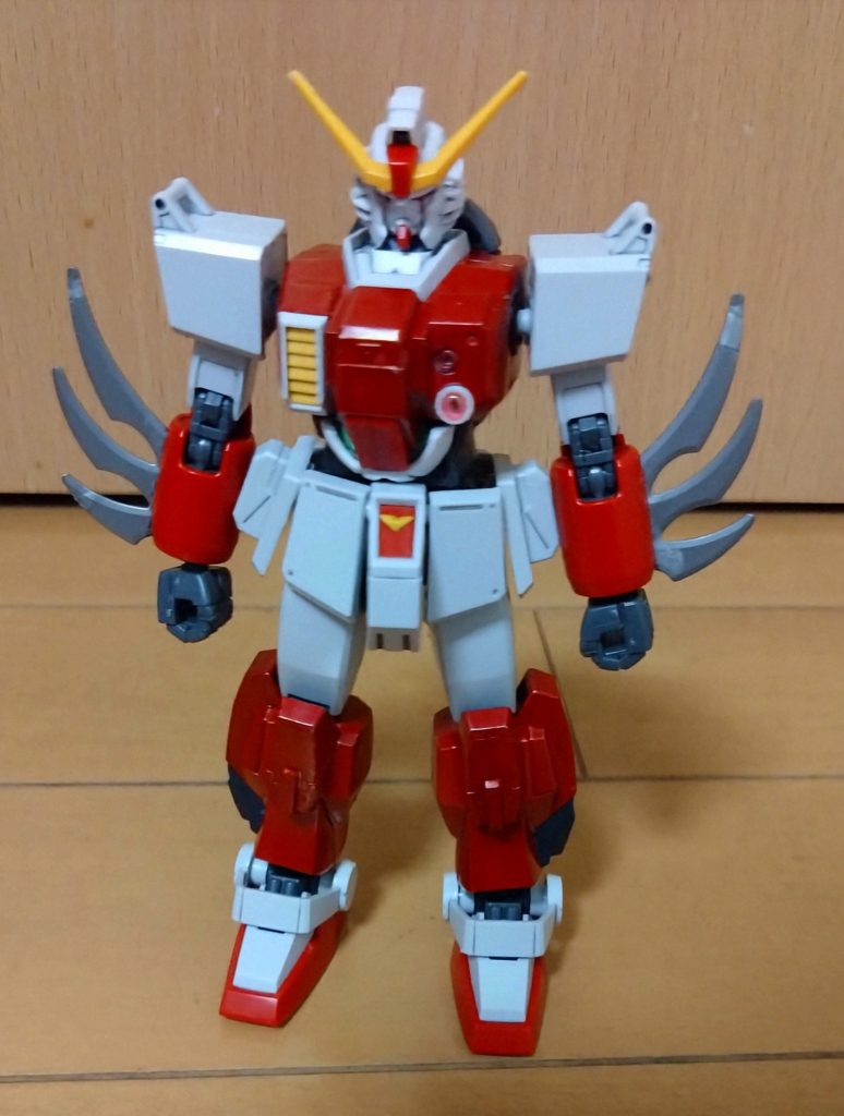 　まずは正面素立ち。　頭はこれまた拾った運命のような頭を陸戦型ガンダムのボディに移植。　さらに腕にはルナチタニウムを軽々と斬り裂けそうなブレードを装備！