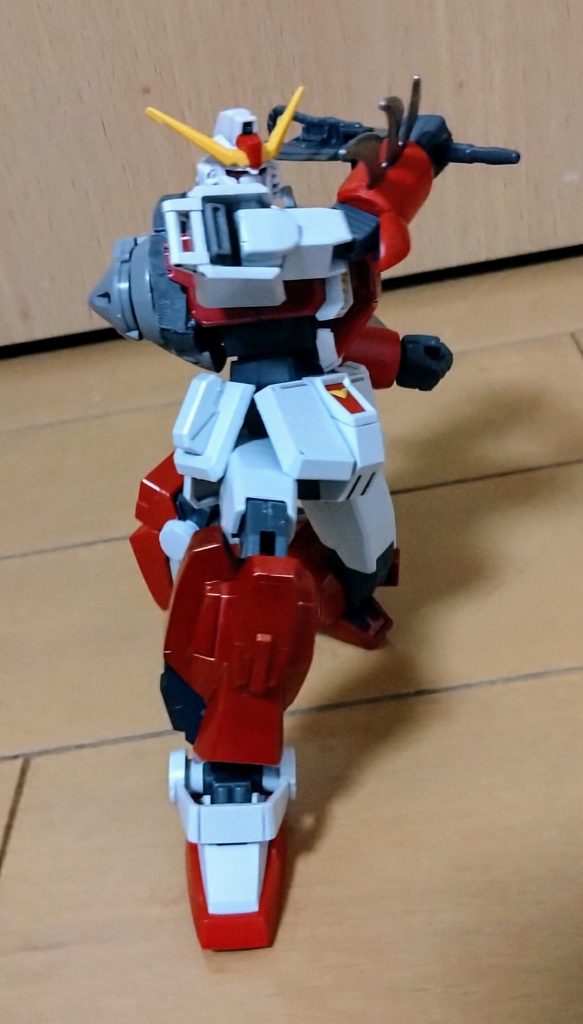 　ダブルヒートホークを投げつけようとするG-1「トマホークブーメ……！」