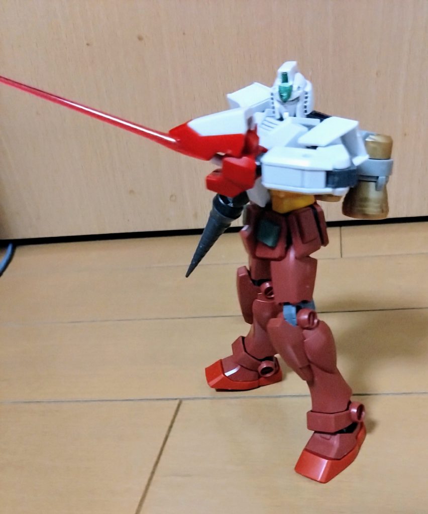 左手のアームはHGウイングゼロの足を加工して作ってみました。アームの中にビームサーベルの基部を取り付けているためジェネレーター直結式のビーム砲およびビームサーベルが使用可能!(実質ゲ〇タービーム)