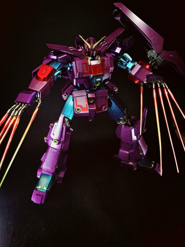 メガ・ビーム砲機体各部に20門[2]装備されている出力6.3MWのビーム砲。機体の前後左右全方位に配されており、全砲門からの同時攻撃も可能。後述のレフレクタービットとの併用により、更に威力を発揮する。指部ビーム砲五指に内蔵された小型ビーム砲。サイコガンダムのそれと同じく腕部と指部の可動によって広い射角を有する。