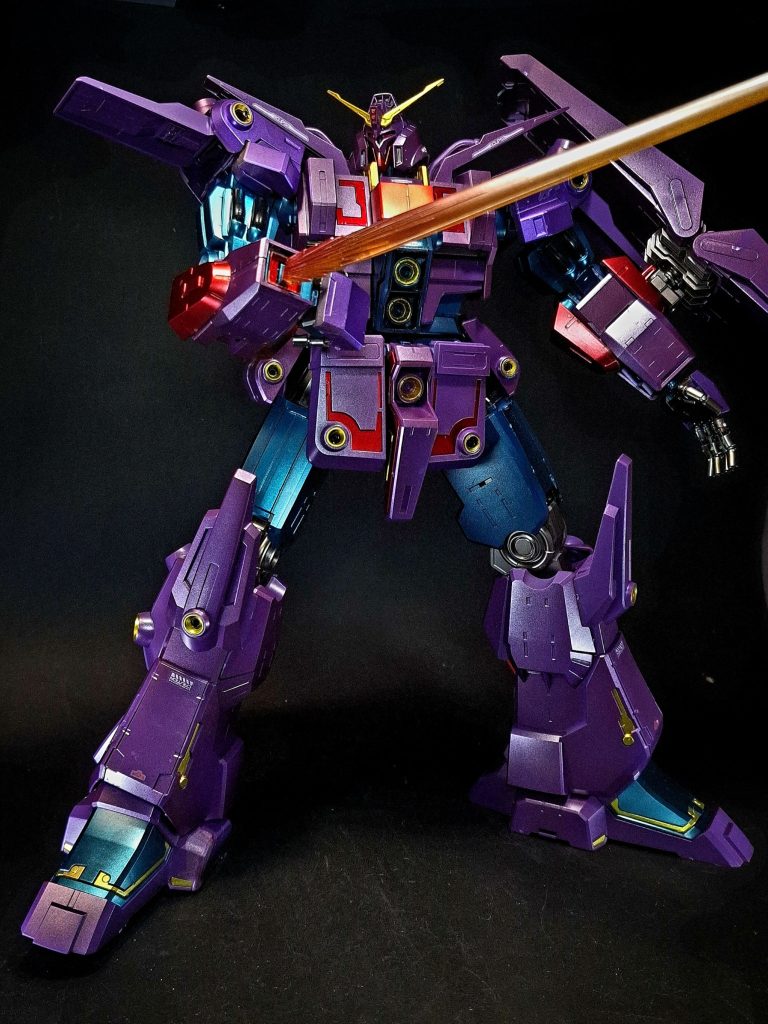 武装・必殺攻撃 小型メガ・ビーム砲額のV字アンテナの基部に2門内蔵されているビーム砲。頭部が胴体から分離した後も滞りなく使用出来る。MA形態時にはヘッドカバーで覆われる為、使用不可。メガ拡散ビーム砲胸部と腹部に計3門内蔵されている拡散メガ粒子砲。出力10.7MW。収束率を上げ、非拡散ビームを発射する事も可能。サイコミュ式ビーム・ソード / ビーム砲腕部に内蔵されている出力1.7MWの大型ビーム・ソード。使用する際は手首を折り畳んで使用する他、大口径ビーム砲としても使用可能。前腕部はジオングと同じく有線による遠隔操作が可能。MA形態時では使用不可。