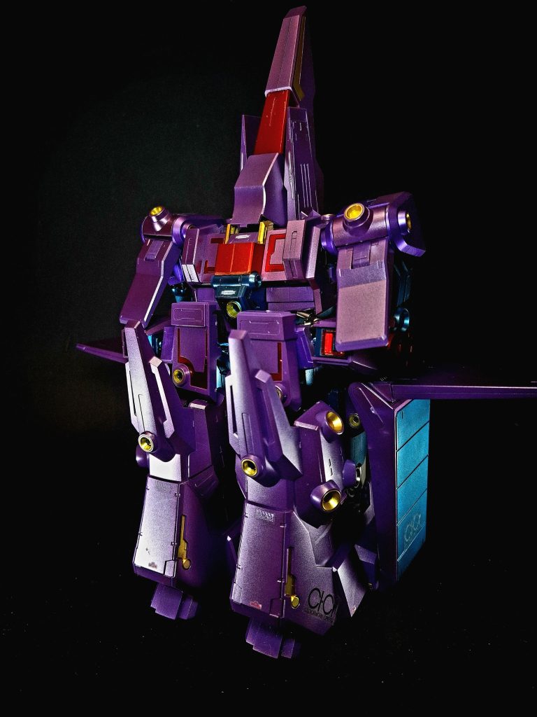 特殊機能 ミノフスキークラフトミノフスキー粒子の特性を利用し、重力下で機体を浮揚させるシステム。サイコガンダムとは違いシステムはシールド内に完全に移設されている。浮力は320t。Iフィールド・ジェネレーターIフィールドの作用によってビームを無効化する装置。レフレクター・ビットの併用によって、ビームに対して非常に高い防御力を発揮する。変形モビルスーツ形態及びモビルアーマー形態に変形可能。モビルアーマー形態はモビルフォートレスとも呼称される。