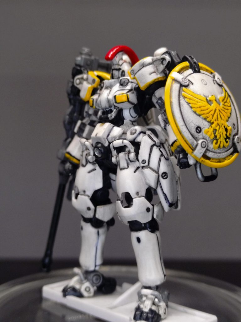 内部フレームと装甲を合わせながら、色塗りの確認して、フレームや装甲裏を塗りながら進めました。組んでからでないと消せない合わせ目が多く作業は気を使いました^^;