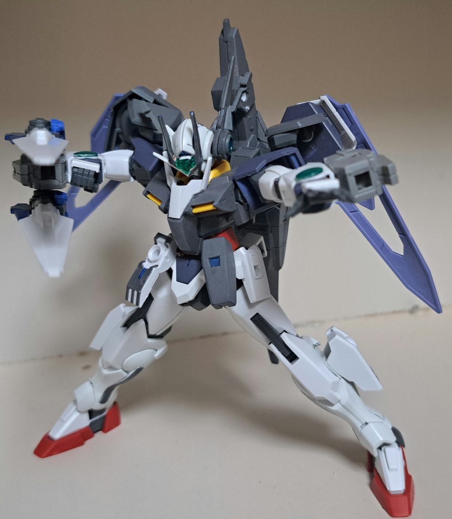 右腕部にGNソードⅡを装備してGNトンファー！…なんかバックパックがア○エ○オンっぽいな…