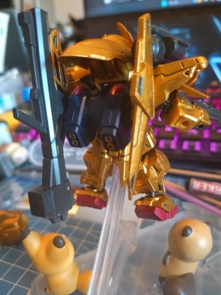 パシャパシャ📸バックパックのバーニアが塗り分けられたのが自分のぎの技術力の向上を感じる…っ!!(自画自賛 白っぽくもなく、赤みも強くないワイ好みの黄金色の百式がここに…っ!!