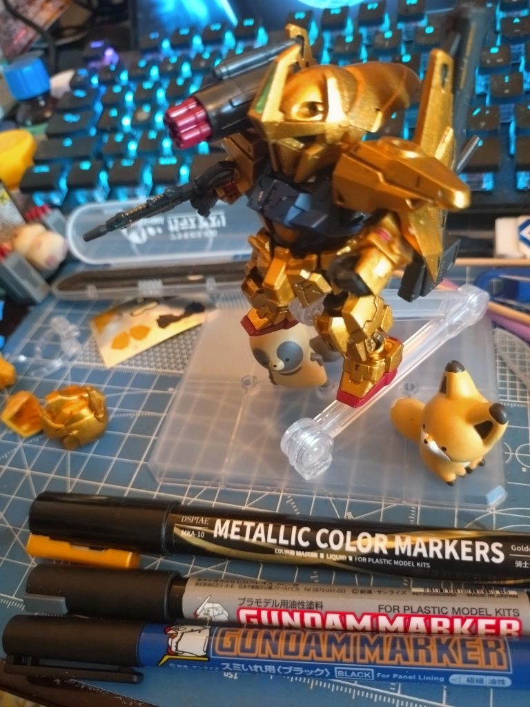 使った主なマーカーはコチラ。(ホントはDSPIAEのマーカーをもう何色か使ってます。 正直、今まで各社のマーカーでワイが好きな感じ&マーカーとして使いやすいマーカーが無かったのですが、DSPIAEメタリックカラーマーカーのナイトゴールド!! やっと、使いやすいゴールドマーカーがっ!!それとガンマカのスミ入れペンが素組用の筈なのに併用できたのも良かったです。でわでわ。