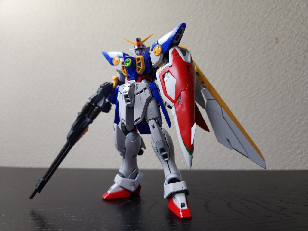 両肩の黄色パーツ内部の塗装と、一部スミ入れのみ。シール系不使用。クリアパーツはそのままの色（特に緑）が好きなので頭部やシールド先端のクリアパーツはそのまま使用。（目の黒部分は塗装）