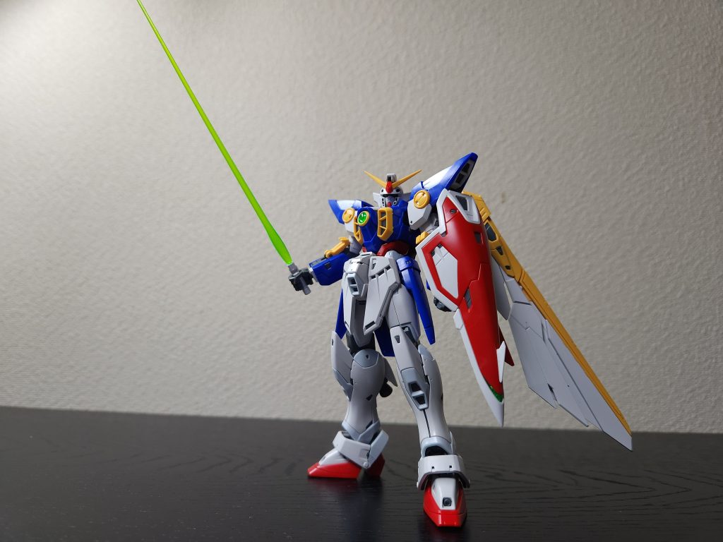 サーベル構え。劇中のような格好いい抜刀ポーズを目指しましたが、ただの棒立ち⤵